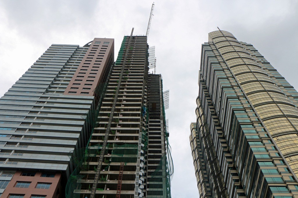 Doch wie auch in den V.A.E., Singapur oder anders wo zu beobachten - Neues, Höheres und Moderneres wird aus dem Boden gestampft und Satellitenstädte entstehen - das Kapital zeigt seine Hässlichkeit!