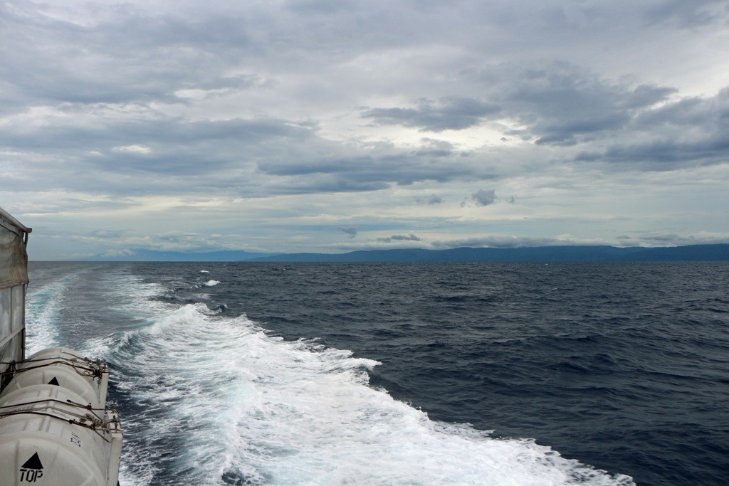 Das schnelle Fährboot düst ab in Richtung der Insel Bohol!