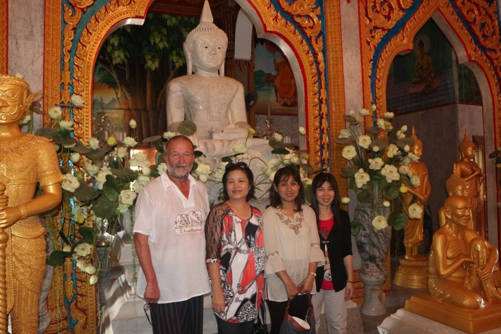 ...ich inmitten gläubiger Buddhisten