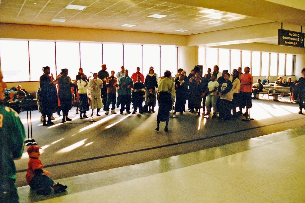 Christlicher Gospel Chor im Terminal von New Newark, eine gelungene Begrüßung der gelandeten Fluggäste