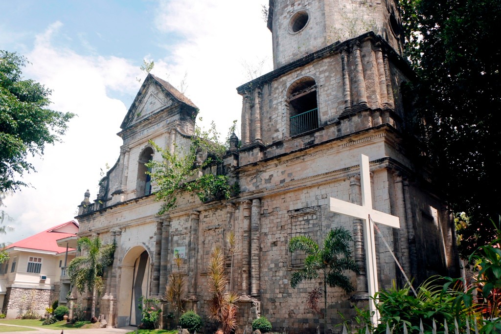 Die St. Nicholas - Pfarrkirche ist die älteste in der Provinz Negros Oriental. Leider sieht sie auch so aus!! Erbaut, so las ich um 1796.