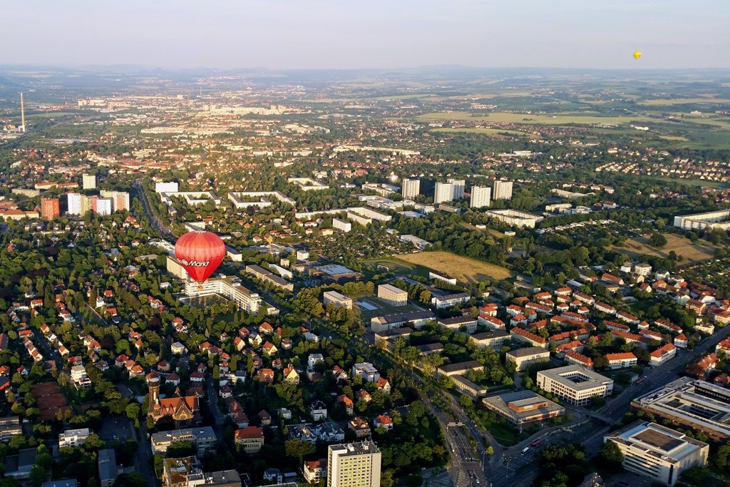 Wir fahren hoch über den Fritz-Förster-Platz und sehen den Zellschen Weg, links unten Lukcaskirche mit Schweizer Viertel, rechts TU Gebäude, etwa Bildmitte die HH der Räcknitzhöhe, der Ballon seht über dem Andreas-Schubert Bau der TU