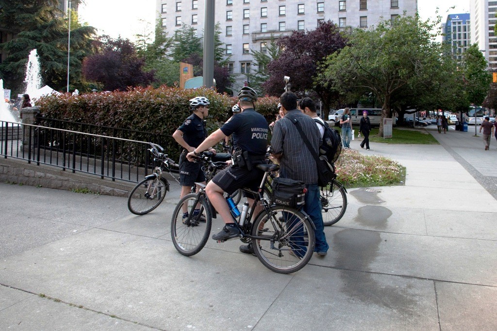 Fahrrad Patrouille der Vancouver Police nahe der Demo