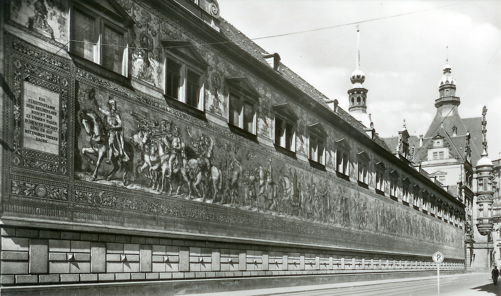 Dresden - Augustusstr., Fürstenzug v. W. Walther, Georgentor