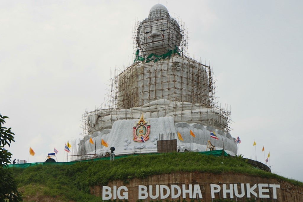 Die Big Buddha Statue, wie zu sehen, noch immer mit Restaurationsgerüst