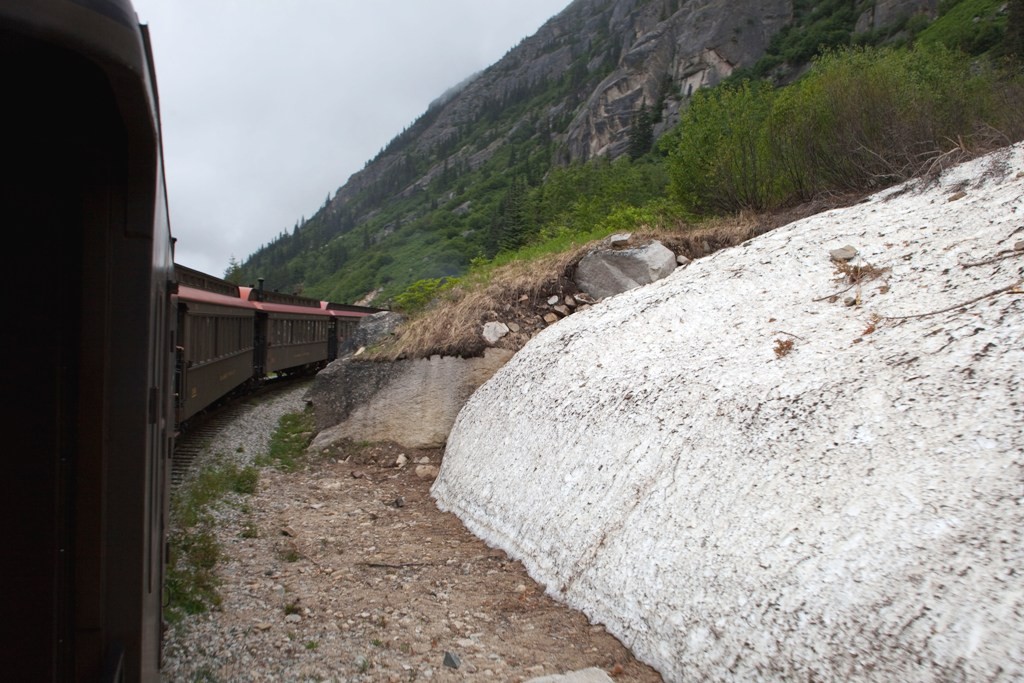 An einem Schnee- bzw. Eisfeld vorbei in Richtung White Pass