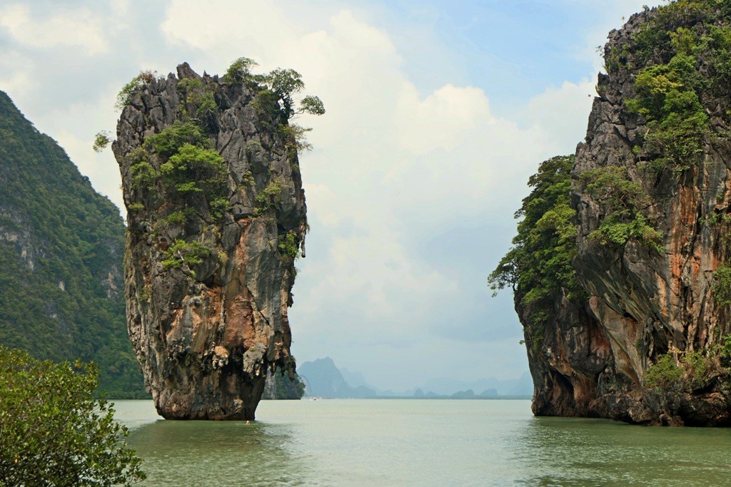 Die bekannteste Attraktion des Ao Phang-Nga Nationalparks, die James Bond Nadel (Felsen)  