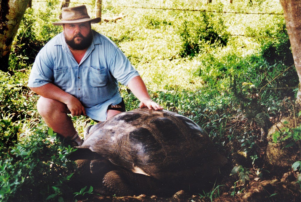 Udo hat sich an den sanften Riesen heran getraut, die in der Nähe der Darwin Research Station war