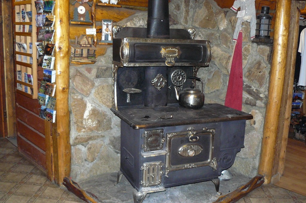 In der Lodge steht die antike "City Queen" (Stadt- Königin) mit der einst die warmen Speisen zubereitet wurden