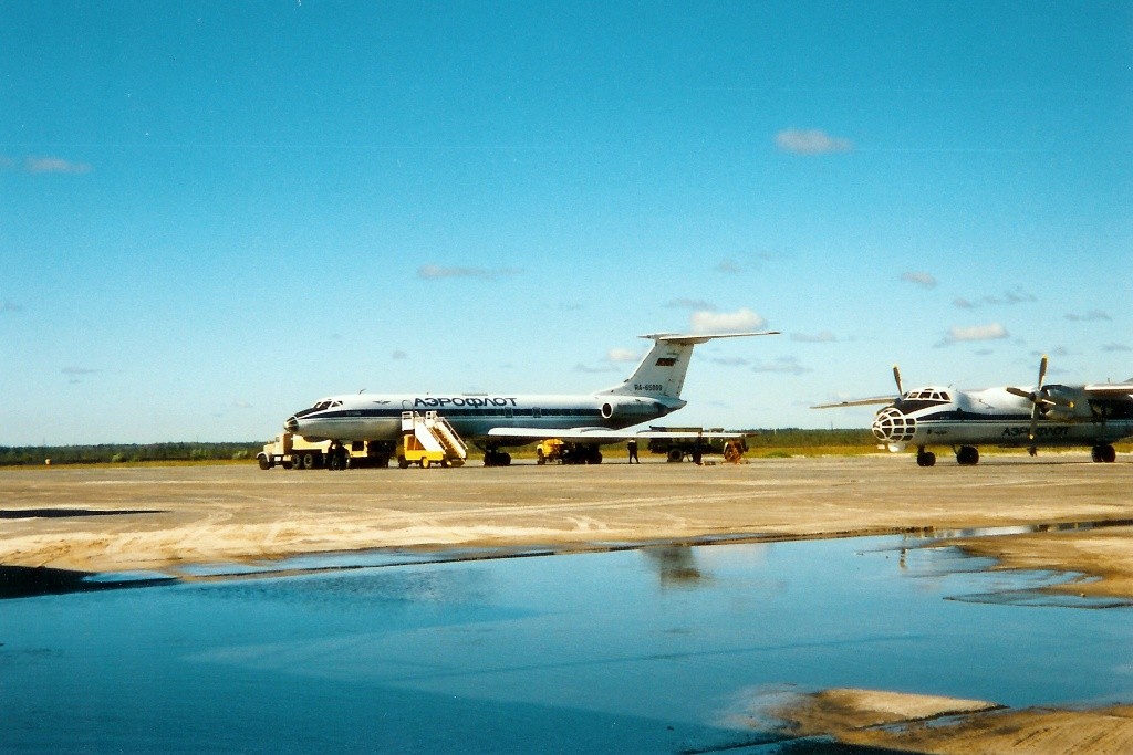 Am 29.06.1997 landeten wir auf dem Raduschny Airport, der voller Pfützen stand, gefährlich!