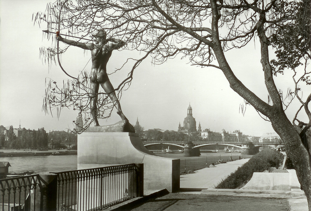 Dresden - Neustädter Elbufer, Bogenschütze