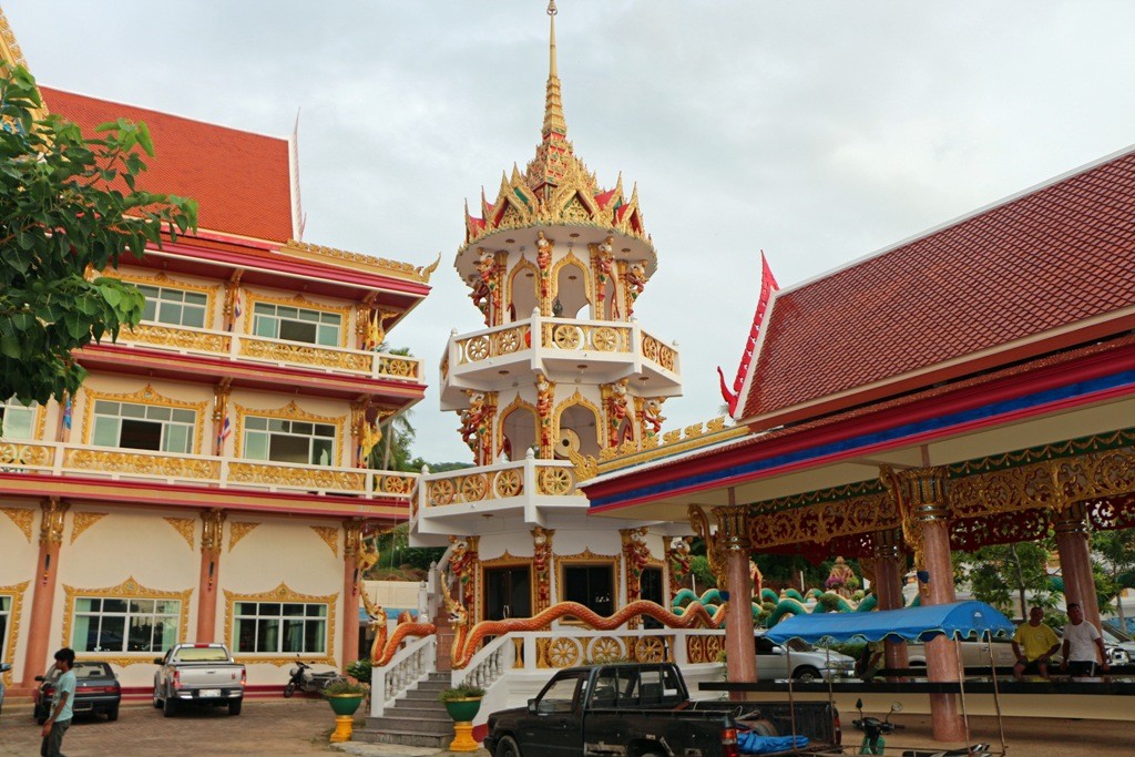 ...Teilansicht des Tempelkomplexes Wat Karon
