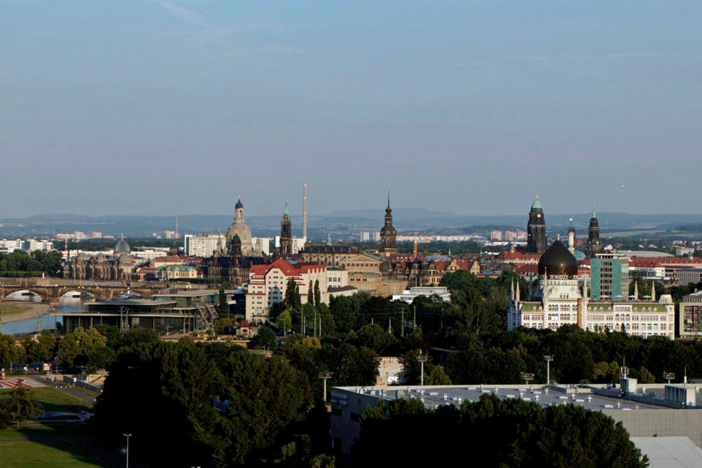 ...wir haben Dresden´s "Skyline" direkt vor Augen! Markant von links Glasdom der Kunstakademie, Frauen- und Hofkirche, Schlossturm, Rathausturm, Yenidze, Kreuzkirche