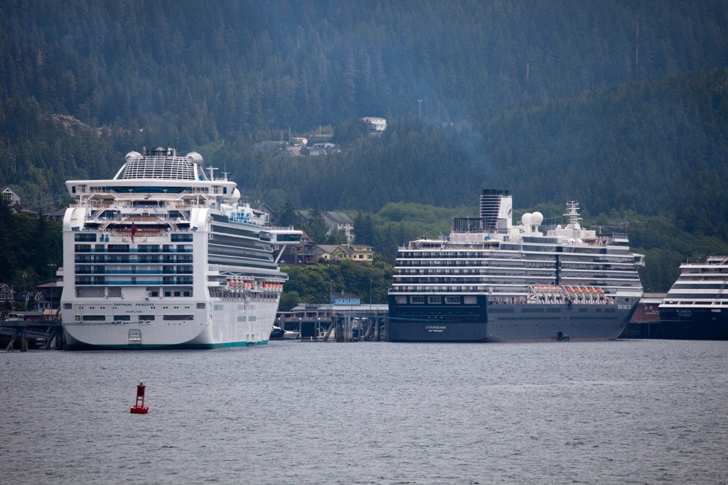 In Ketchikan (Alaska), nach erfolgter reibungsloser Zollabfertigung, angelangt. Im Hafen liegen die riesigen Kreuzfahrschiffe auf Reede