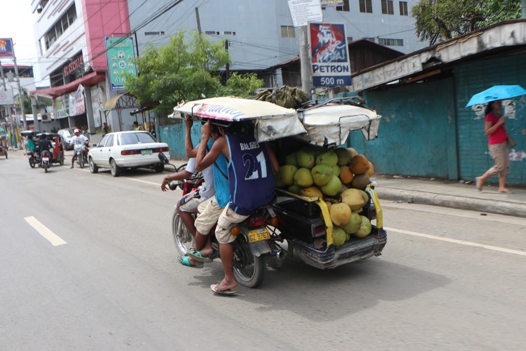 Was auf diesen "Dreirädern" Tricycles genannt alles so transportiert wird verlangt Respekt ab, Verkehssicherheit ist eher Nebensache!