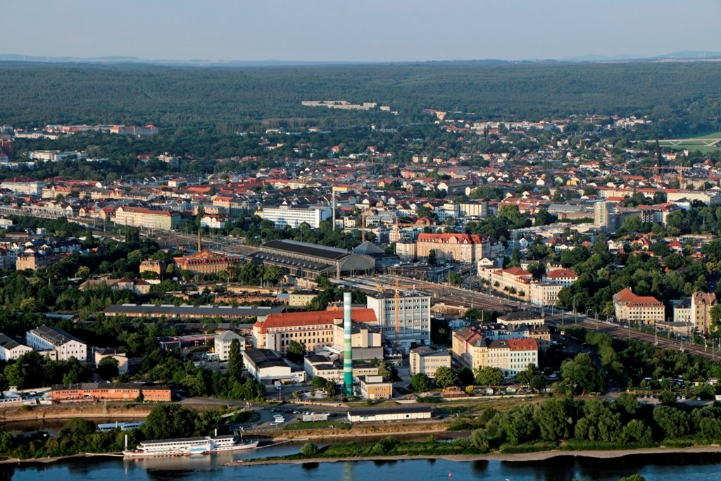 Blick über die Elbe, der Bahnhof Dresden Neustadt, Stadtteile Leipziger Vorstadt und rechts Äußere Neustadt. Ganz außen rechts ein Stüch der Waldschlösschenbrücke