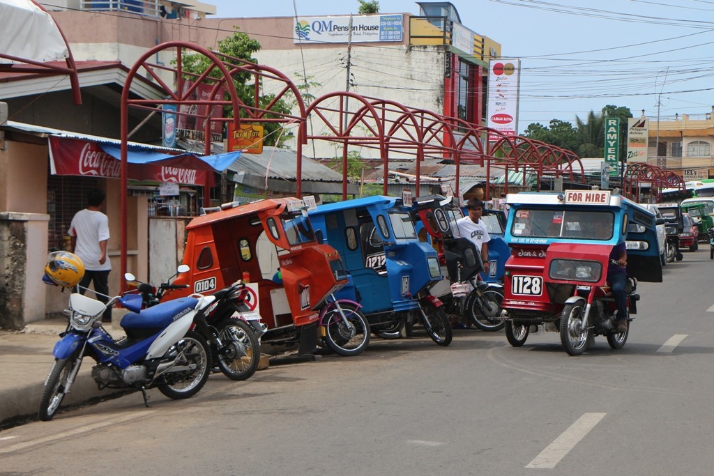 ...warten auf Kundschaft! In jeder Provinz sehen die Tricycles etwas anders aus, der Kenner weiß gleich wo man ist 