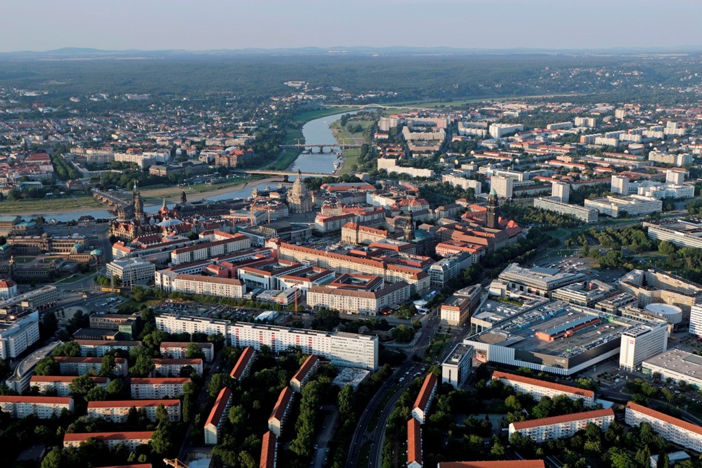 Die St. Peterburger Str. Richtung Zentrum, links die Seevorstadt, Postplatz, Zwinger, Schloss. Rechts Centrum Galerie, Georgplatz, Rathaus, Kreuzkirche, Altmarkt, Frauenkirche