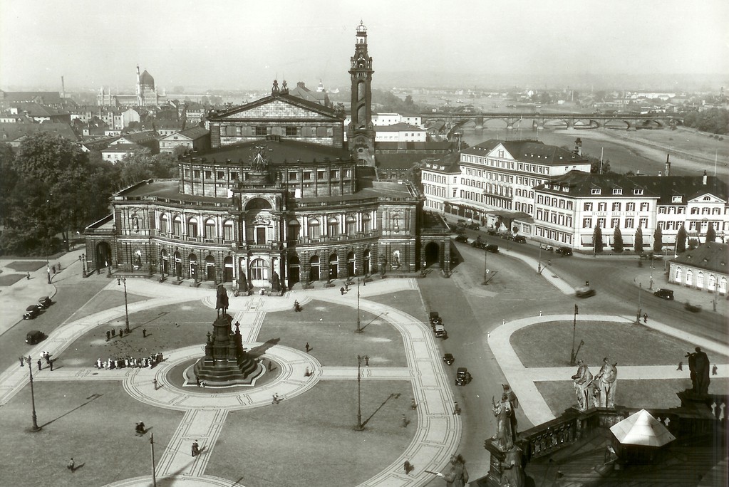 Dresden - Semperoper (1871-1878), Theaterplatz, Hotel Bellevue
