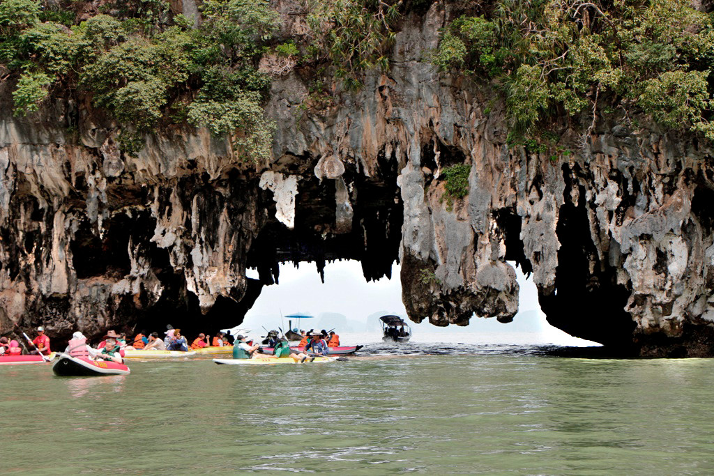 Talu Nok Island, hier werden wir durch die Höhle wie durch ein Tor gepaddelt!