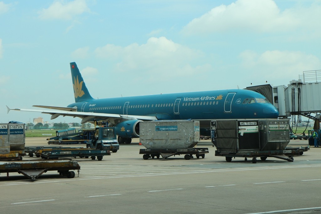 Unsere Maschine der Vietnam Air wird entladen