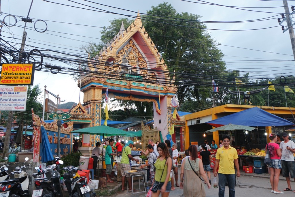 Torbogen, religiöses Portal zum Wat Karon. Zwei mal wöchentlich ist hier Markttag