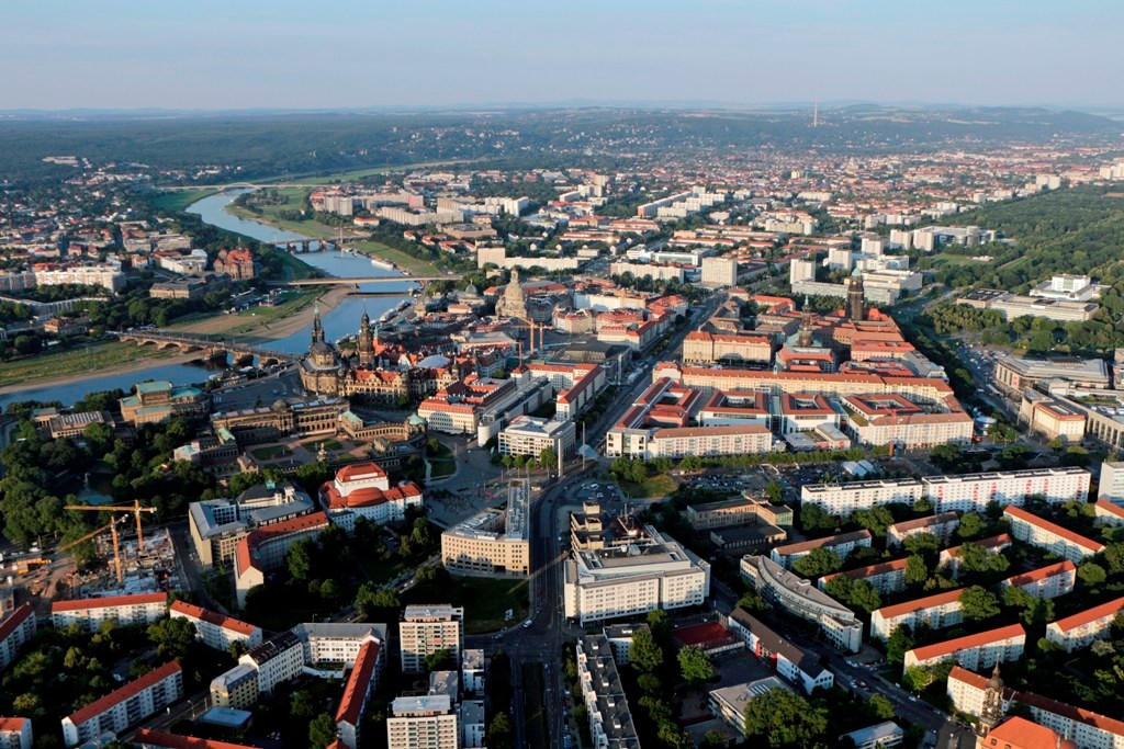 Blick über die Freiberger Str., Postlatz und Wilsdruffer Str., links Schauspielhaus, Zwinger, Semperoper u. Residenzschloss. Rechts Altmarktgalerie, Altmarkt, Rathaus, Großer Garten