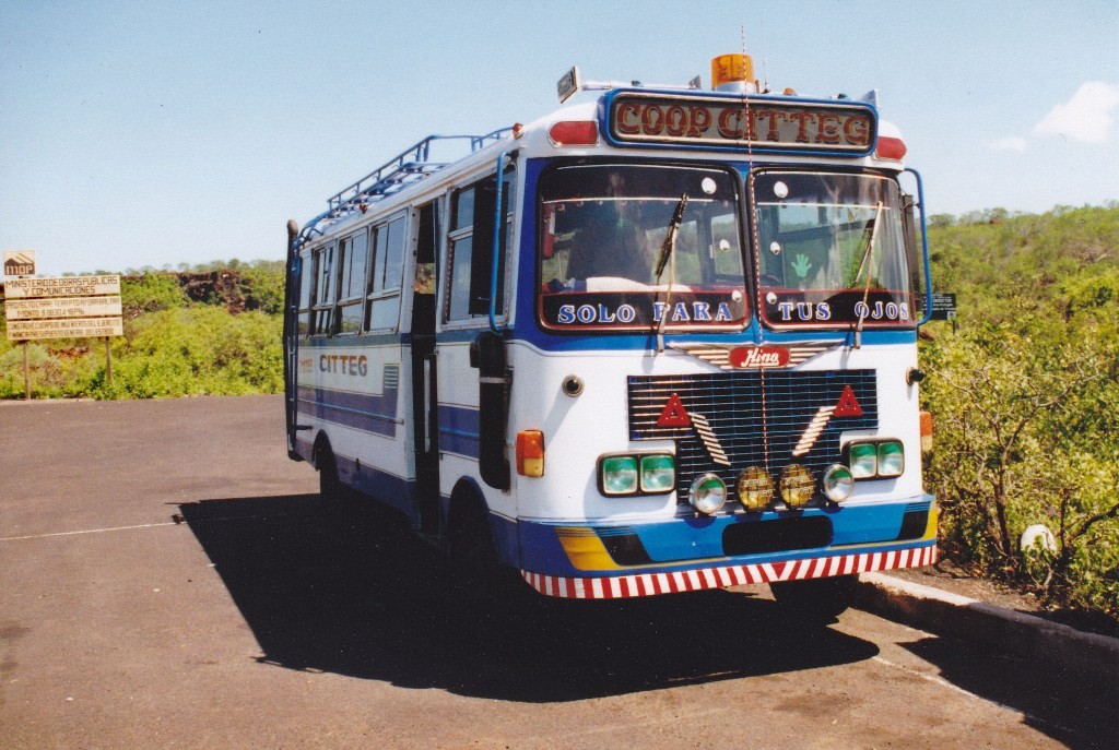Mit diesem farbenfrohen Shuttle Bus fuhren wir nach Puerto Ayora
