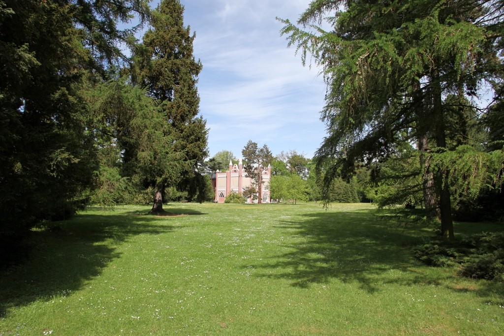 Über die typischen Sichtachsen im Wörlitzer Park sieht man hier auf das Gotische Haus