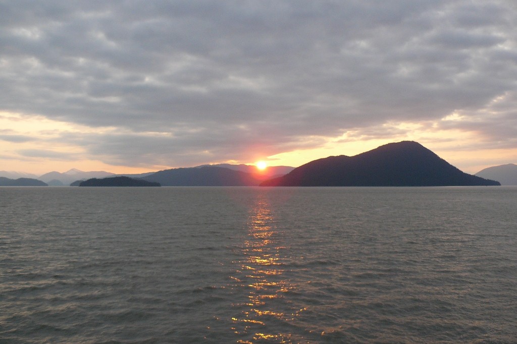 Wir fahren mit der "Malaspina" der Alaska Marine Highway System (kurz AMHS genannt) und sehen den Sunset in der Inside Passage zwischen Petersburg und Wrangell