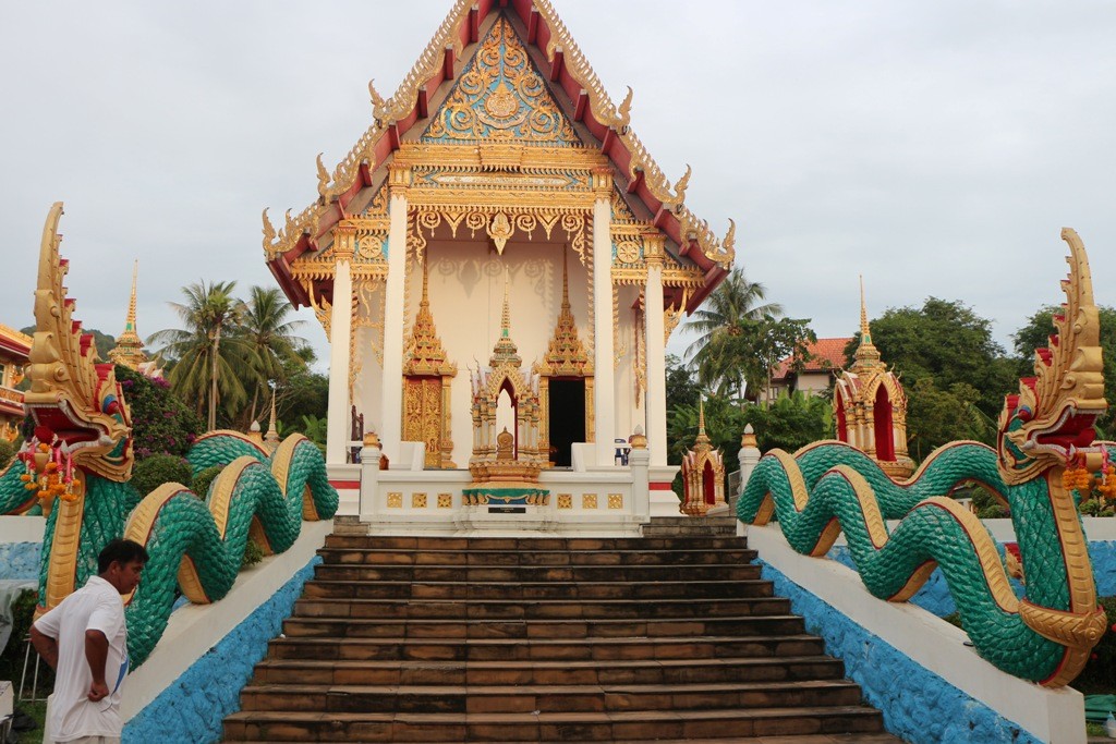 ...Teilansicht des Tempelkomplexes Wat Karon, hier mit Naga