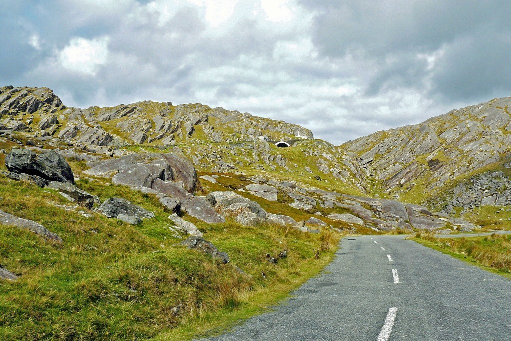 Der Healy Pass mit Brücke von Adrigole aus befahren