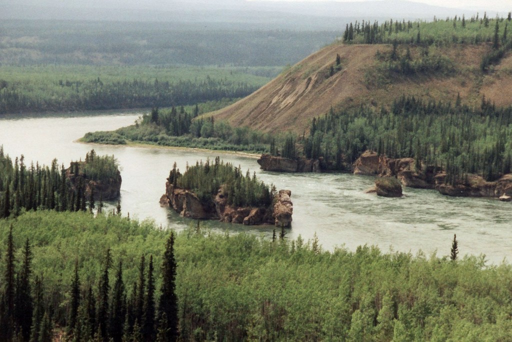 Die Stromschnellen der Five Finger Rapids im Yukon River südl. von Carmacks