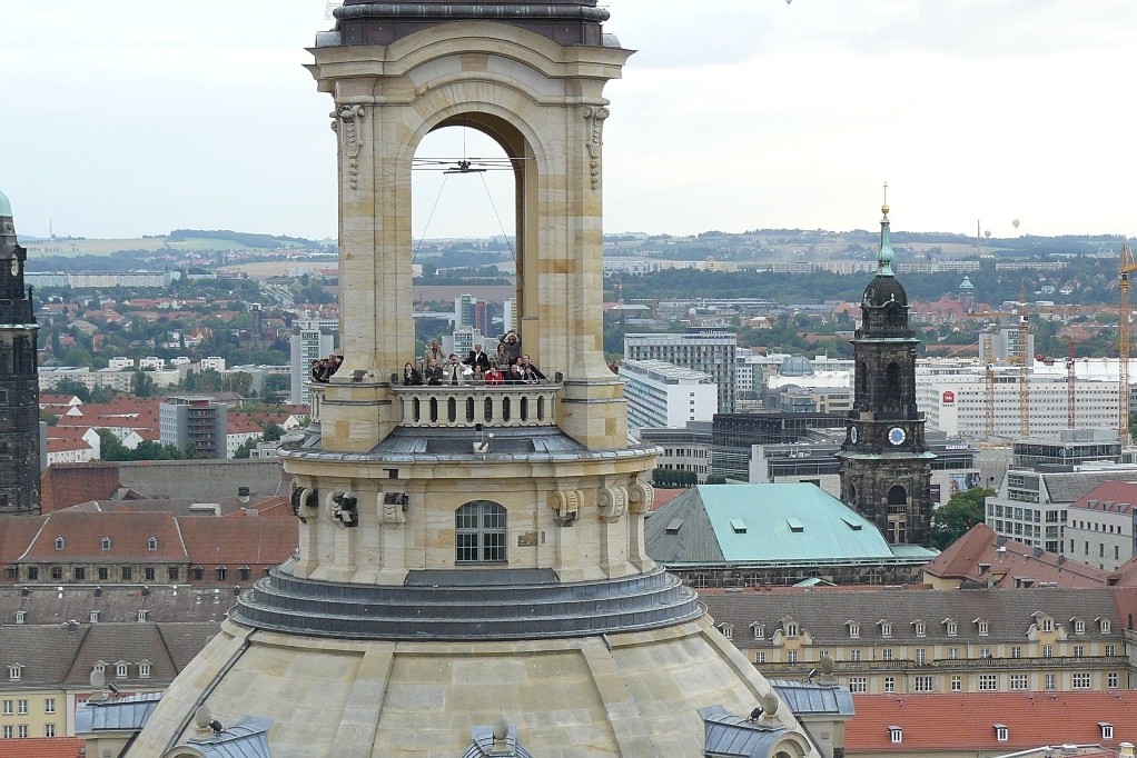 ...wir im Ballon mit den Besuchern der Frauenkirche auf der Laternenplattform in Augenhöhe
