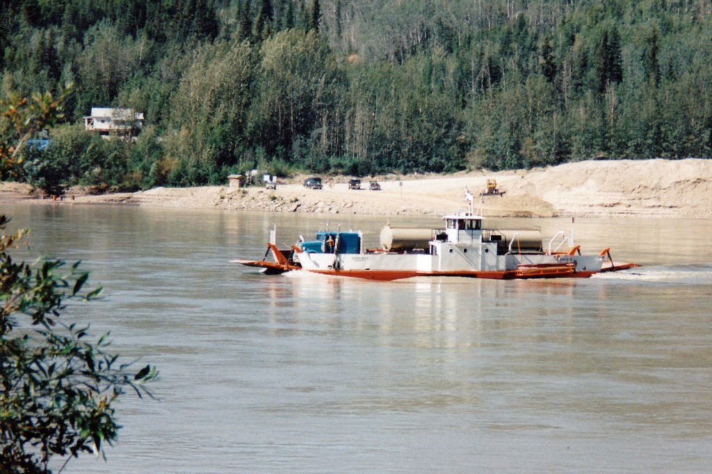 Die rund um die Uhr geöffnete und kostenlose George Black Ferry in Dawson City über den Yukon River