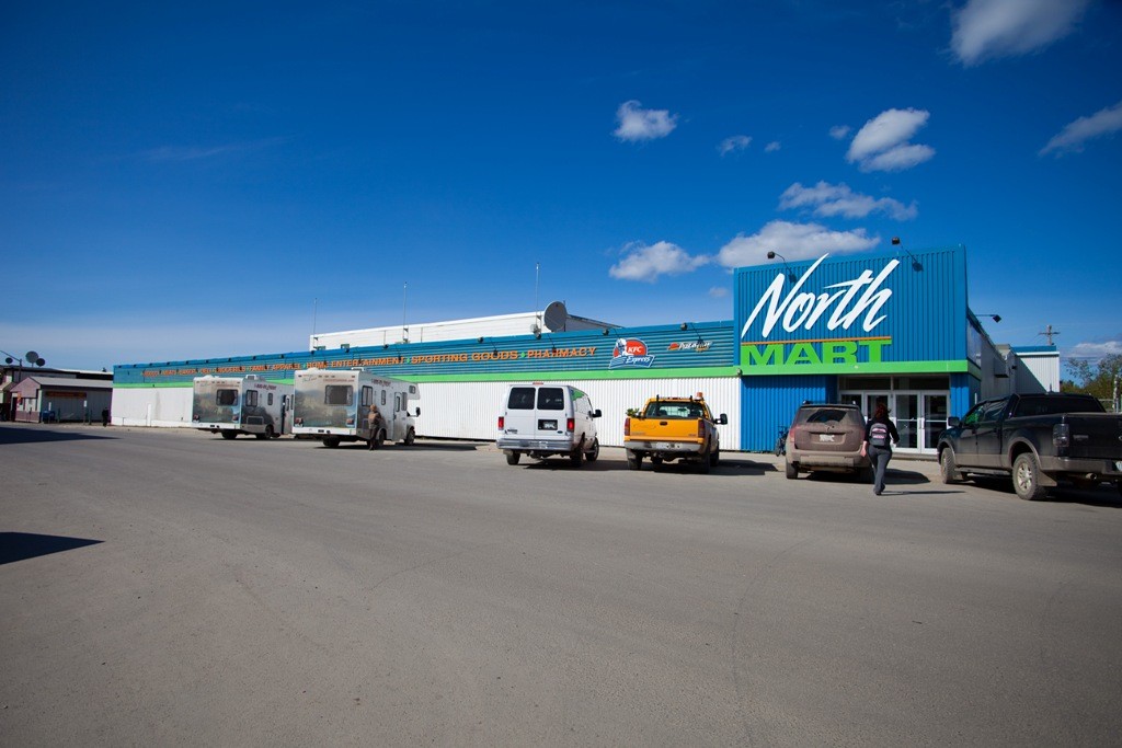 Einziger Supermarkt Inuvik´s, logisch, hier ist alles teurer, doch das Einkommen der Inuit hier ober ist sehr karg, keine Arbeit am "Ende der Welt"!
