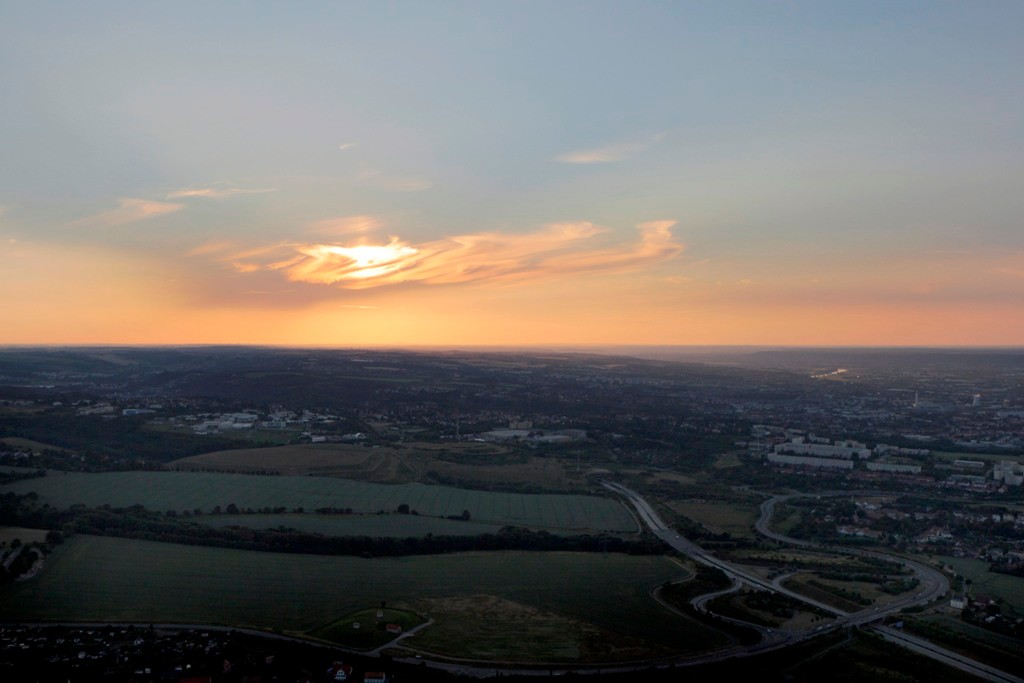 Sonnenuntergang im Dresdner Westen, vor uns die BAB 17 Abfahrt Südvorstadt