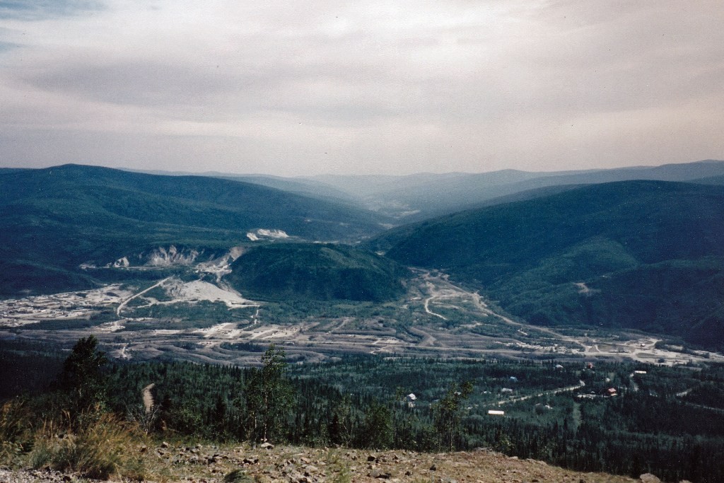Blick vom Midnight Domeauf auf den Klondike River und den Bonanza Creek