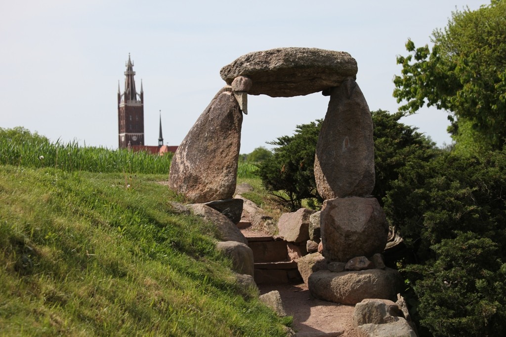Auch das gibts in Wörlitz - klein Stonehenge und im Hintergrund der Bibelturm der St. Petri Kirche