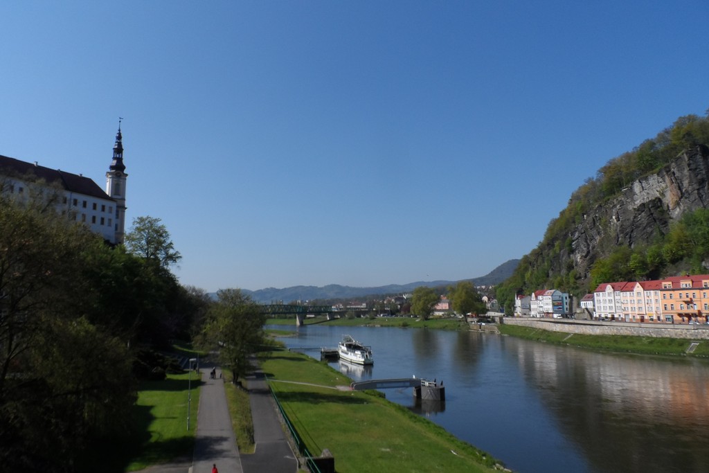 Zámek (Schloss) Děčín links und die Elbe und rechts die Schäferwand