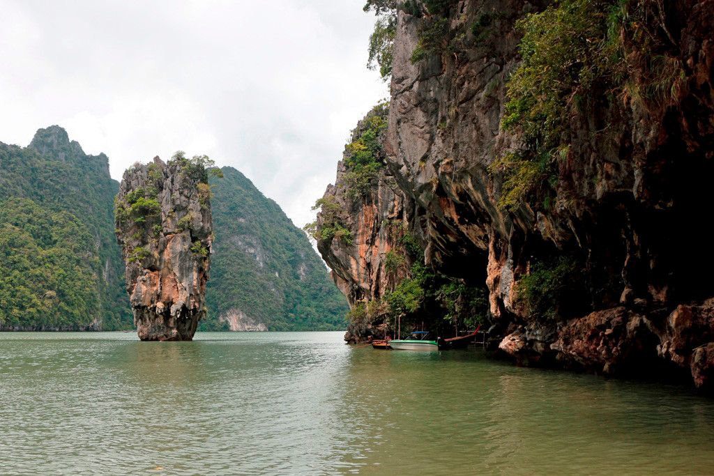 Die Insel und die restliche Phang Nga Bay mit ihren schroffen Kalksteinfelsen und smaragdgrünem Wasser sind durch Wind, Wetter, Strömungen und  tektonischer Verschiebung der letzten 100 Mio. Jahre geformt worden.