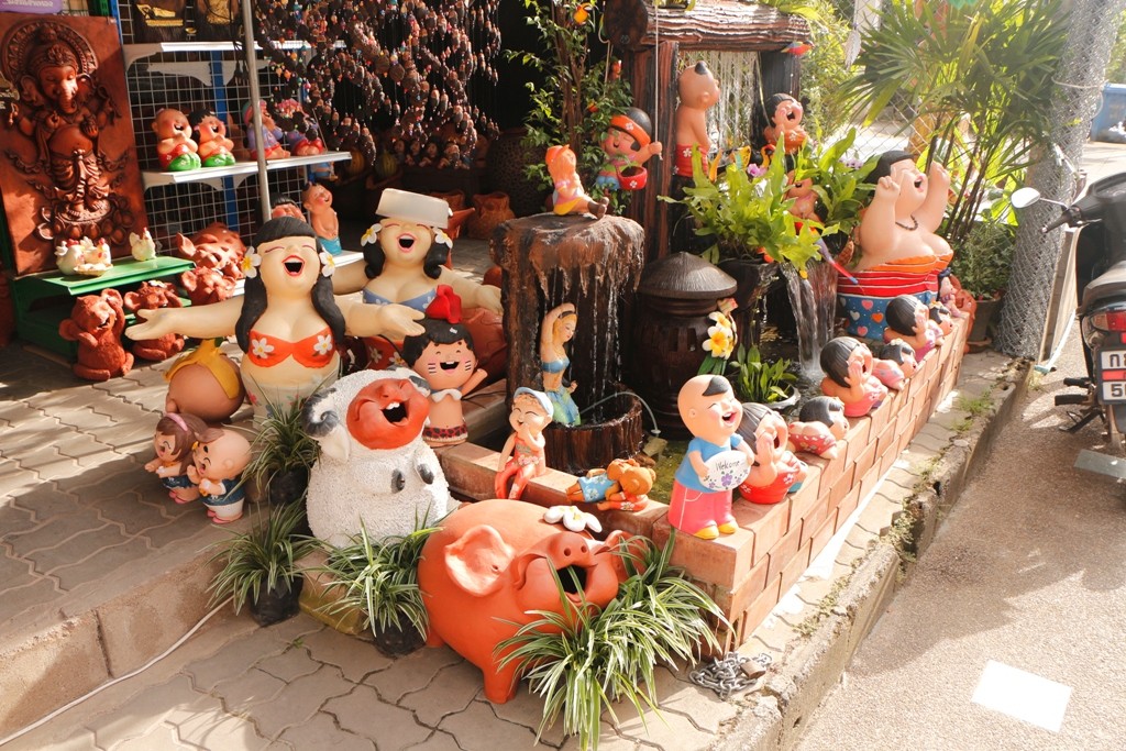 Was bei uns die Gartenzwerge, in/auf Phuket sind´s diese drallen Lady´s!