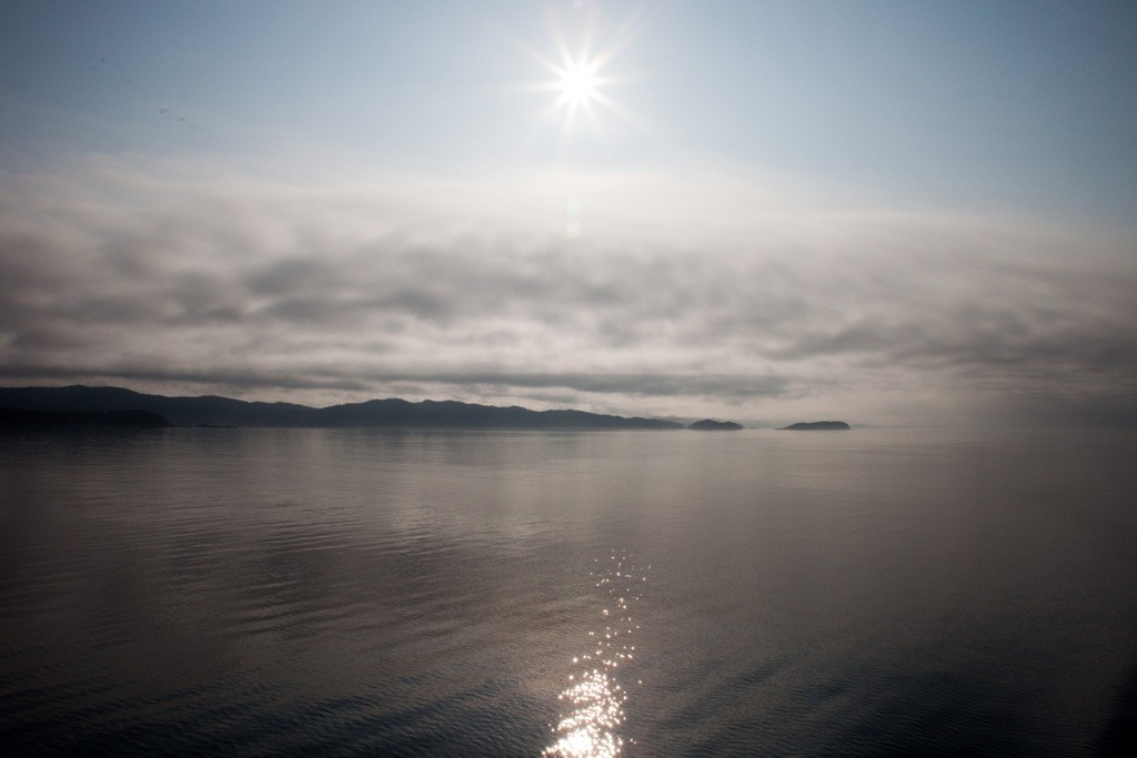 Wir sind in der Hecate Strait die ca. 267 Km lang ist. Kleine Inselgruppe im diffusen Sonnenlicht