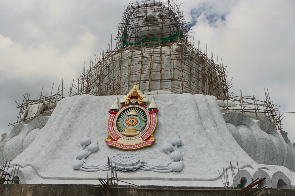 Vorderansicht des Big Buddha mit königl. Wappen