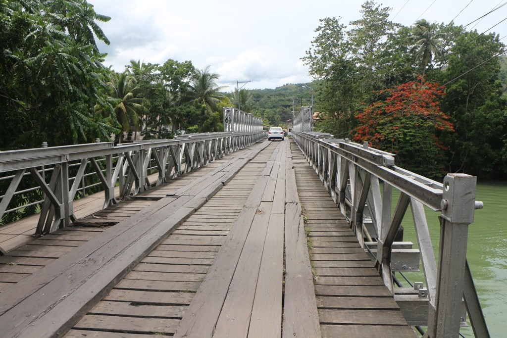 Eigenwillige und recht seltene einspurige Brücke über den Loboc River! Selten deshalb, da dies eine Hauptstraße ist!