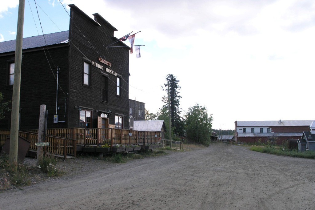 Keno City, das Minning Museum, kein Besucher weit und breit, wir waren die Einzigen, ein älterer Herr gewährte uns Einlass. Zu Zeiten des Gold Rush war Keno über den Steward River sogar in die Schifffahrt, vom Yukon her, mit eingebunden.