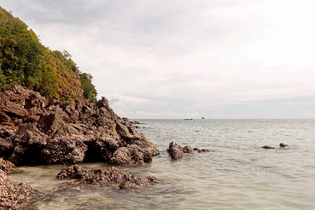Felsige Küstenpassage auf der an sonsten sehr flachen Insel Koh Khai