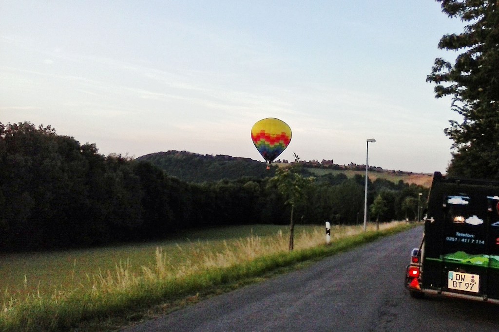 Die Landeanfahrt auf einer Wiese an der Poststraße (Ortschaft Bärenklause-Kautsch) oberhalb der Hummelmühle Lockwitz 