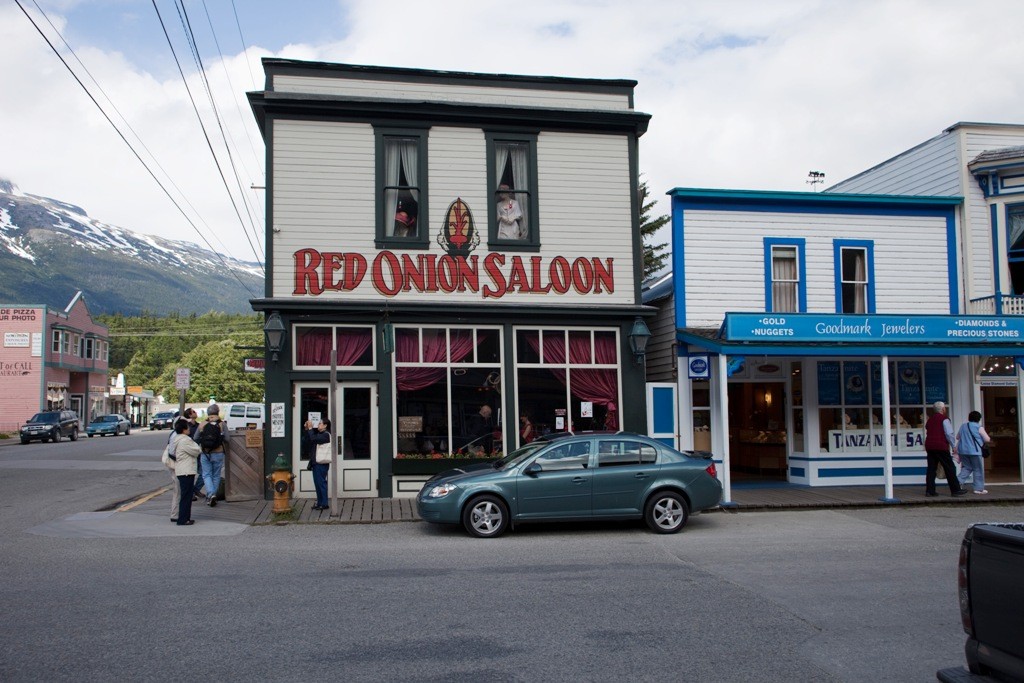 Noch ein legenderes Haus, der Red Onion Saloon in Skagway. Hier verjubelten einst die Goldsucher ihre mühsam geschürften Nuggets mit den leichten Mädchen dieses Etablissements