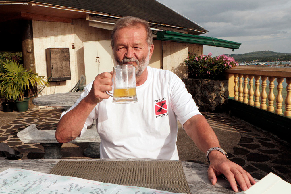 Nicht das sehr gut mundende San Miguel Bier, sondern die Gewissheit des letzten Tages unseres Urlaubs lässt mich diese Miene ziehen!